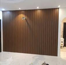 بديل الخشب يمنحك مظهرًا خشبيًا أنيقًا مع مقاومة عالية للخدوش والرطوبة.