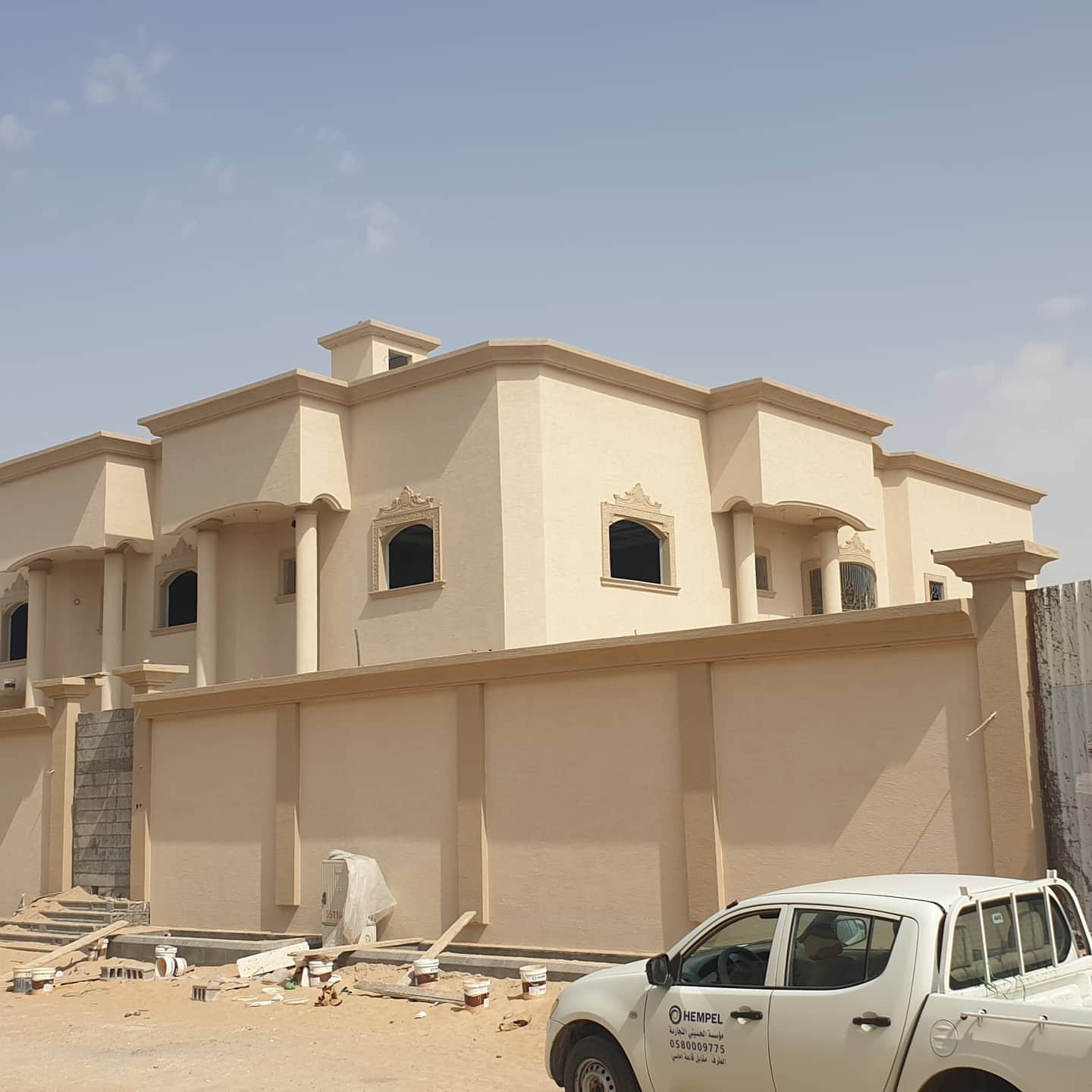 معلم اصباغ خارجي في الرياض يستخدم بروفايل دهانات جوتن للحصول على أفضل النتائج.