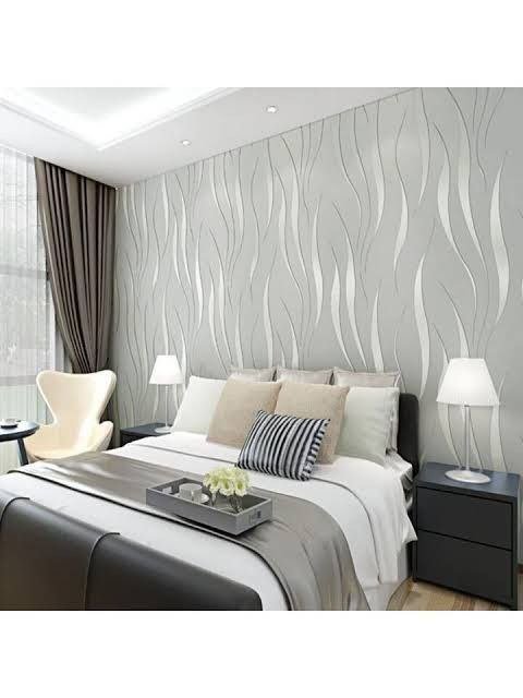 ورق جدران بسيط يجمع بين الجمال والوظيفية ليضفي أجواءً هادئة على الجدران.