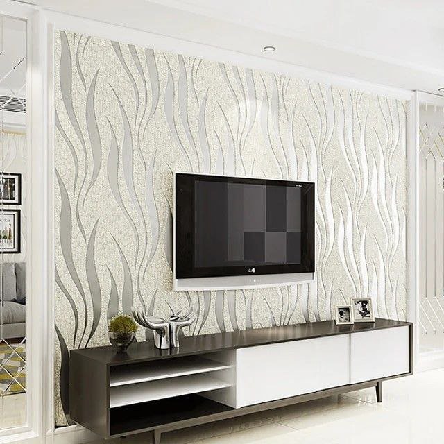 ورق جدران بسيط يضفي لمسات عصرية على الجدران ويمنح المكان جوًا مريحًا.